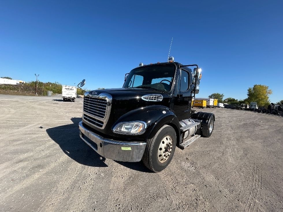Day Cab Tractor-Heavy Duty Tractors-Freightliner-2019-M211242S-Montreal-PQ-151,058\n\t\tkm-$ 21,750 - Image 3