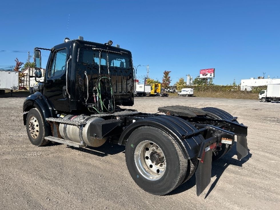 Day Cab Tractor-Heavy Duty Tractors-Freightliner-2019-M211242S-Montreal-PQ-151,058\n\t\tkm-$ 21,750 - Image 5
