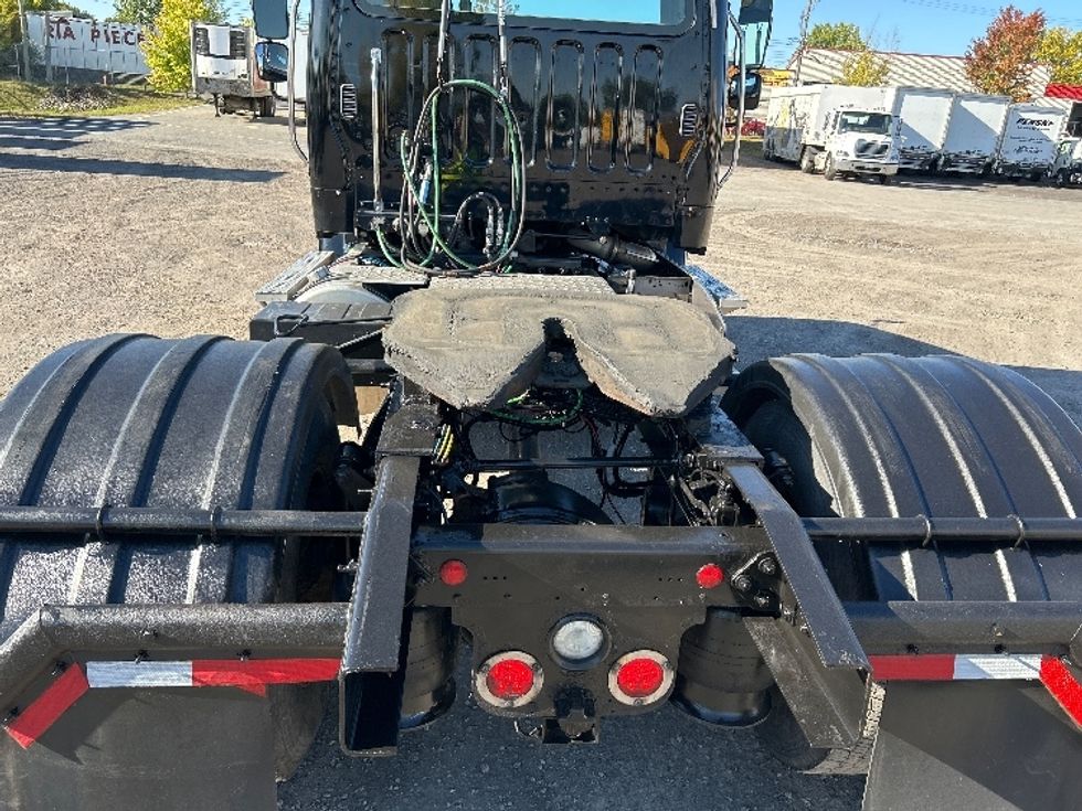 Day Cab Tractor-Heavy Duty Tractors-Freightliner-2019-M211242S-Montreal-PQ-151,058\n\t\tkm-$ 21,750 - Image 6