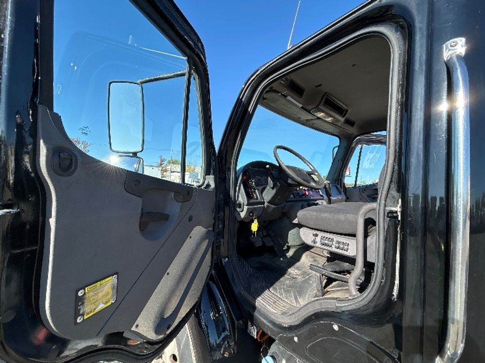 Day Cab Tractor-Heavy Duty Tractors-Freightliner-2019-M211242S-Montreal-PQ-151,058\n\t\tkm-$ 21,750 - Image 9