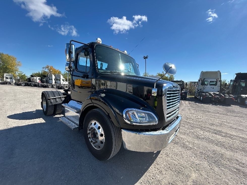 Day Cab Tractor-Heavy Duty Tractors-Freightliner-2019-M211242S-Montreal-PQ-156,862\n\t\tkm-$ 21,750 - Image 1