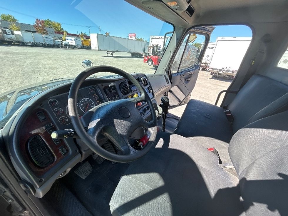 Day Cab Tractor-Heavy Duty Tractors-Freightliner-2019-M211242S-Montreal-PQ-156,862\n\t\tkm-$ 21,750 - Image 10