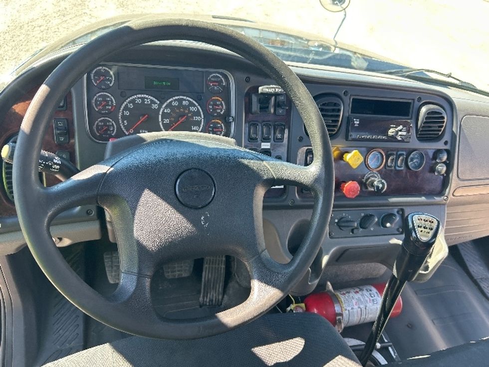 Day Cab Tractor-Heavy Duty Tractors-Freightliner-2019-M211242S-Montreal-PQ-156,862\n\t\tkm-$ 21,750 - Image 11