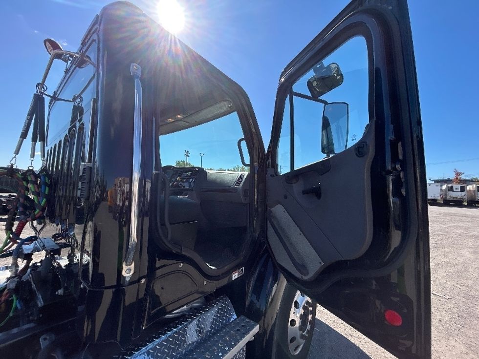 Day Cab Tractor-Heavy Duty Tractors-Freightliner-2019-M211242S-Montreal-PQ-156,862\n\t\tkm-$ 21,750 - Image 12