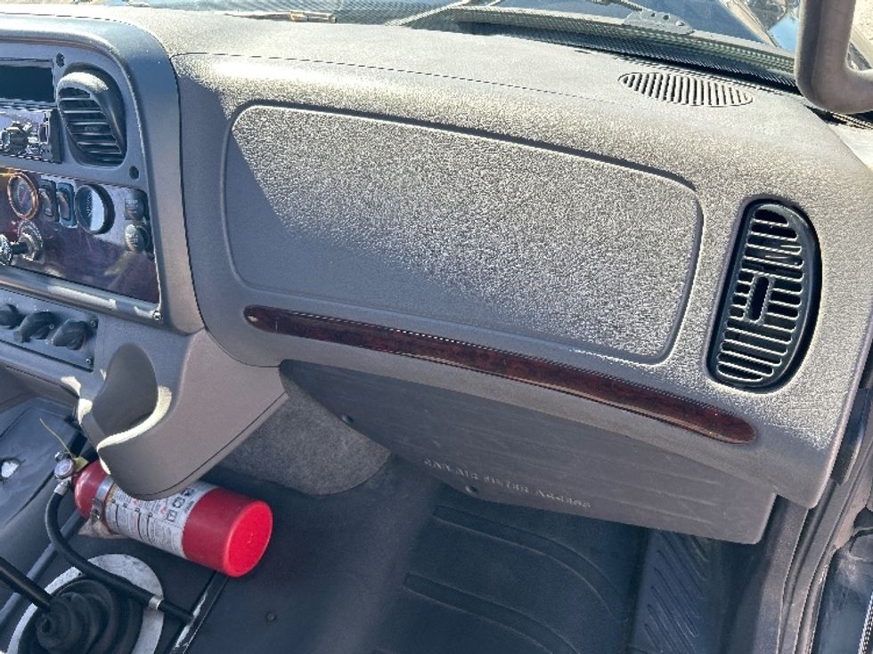 Day Cab Tractor-Heavy Duty Tractors-Freightliner-2019-M211242S-Montreal-PQ-156,862\n\t\tkm-$ 21,750 - Image 13