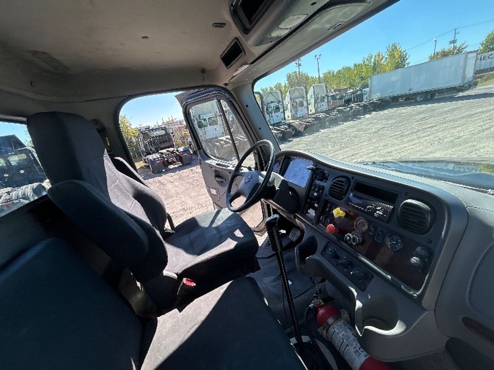 Day Cab Tractor-Heavy Duty Tractors-Freightliner-2019-M211242S-Montreal-PQ-156,862\n\t\tkm-$ 21,750 - Image 14