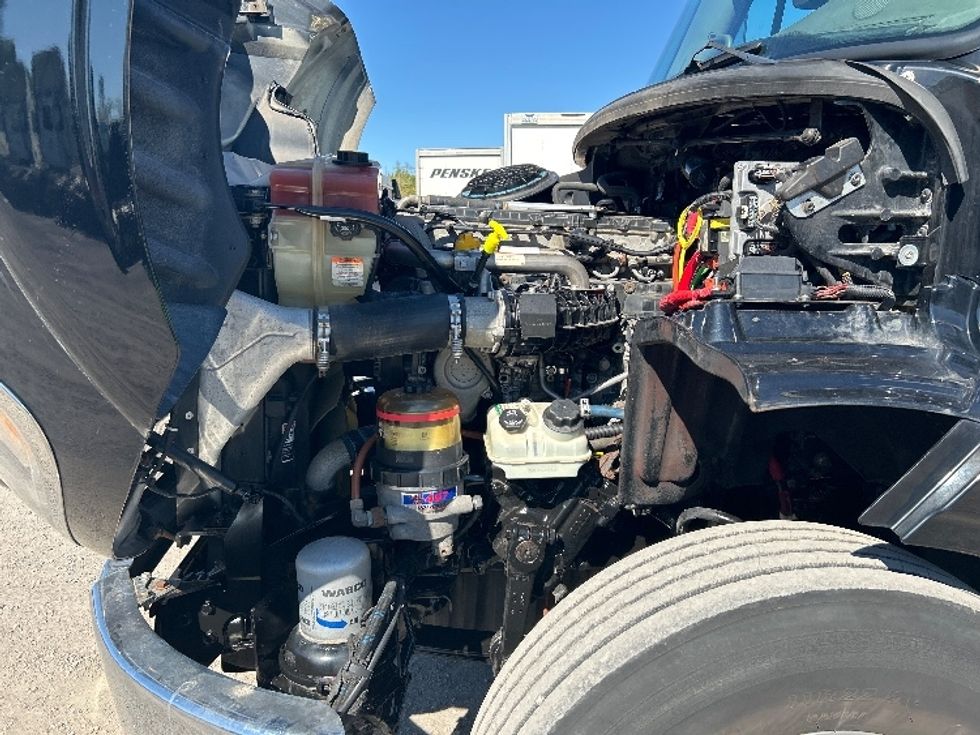 Day Cab Tractor-Heavy Duty Tractors-Freightliner-2019-M211242S-Montreal-PQ-156,862\n\t\tkm-$ 21,750 - Image 16