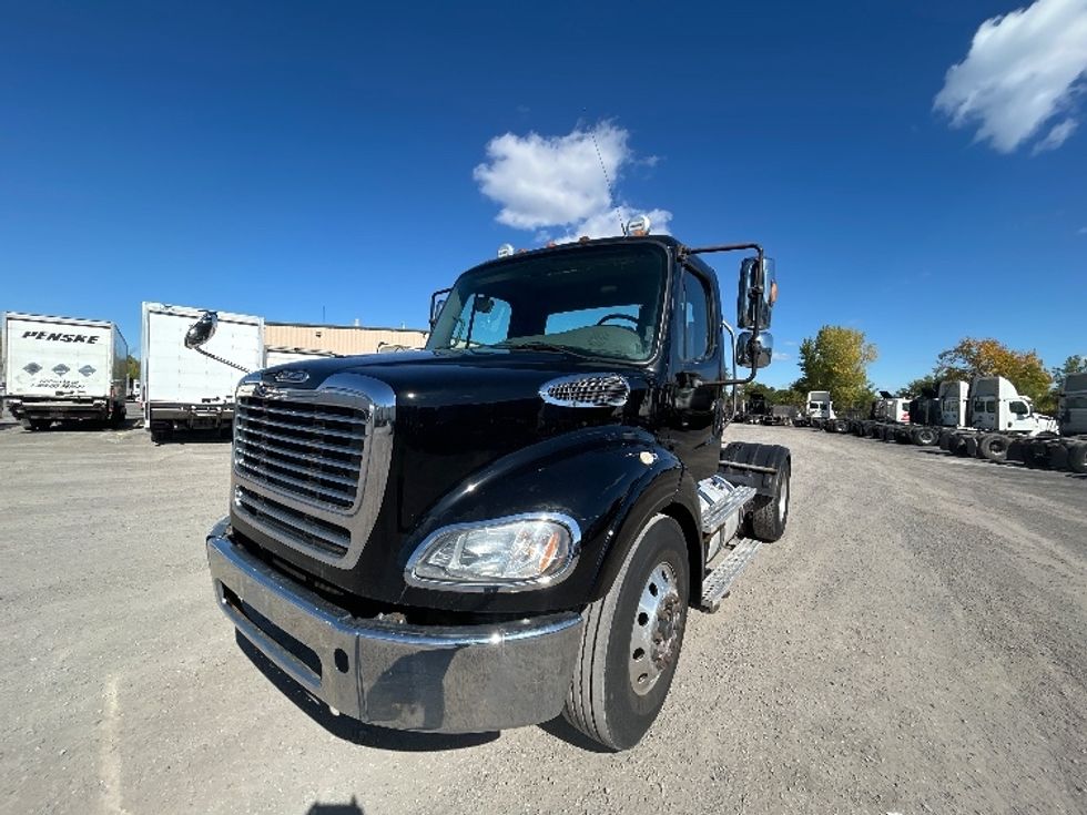 Day Cab Tractor-Heavy Duty Tractors-Freightliner-2019-M211242S-Montreal-PQ-156,862\n\t\tkm-$ 21,750 - Image 3
