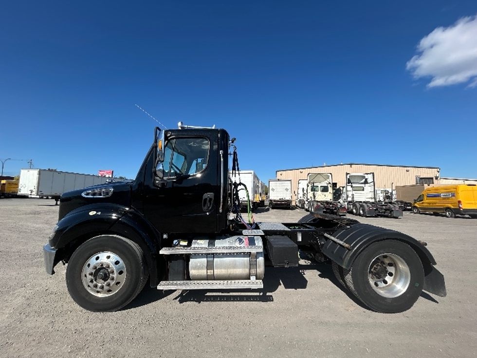 Day Cab Tractor-Heavy Duty Tractors-Freightliner-2019-M211242S-Montreal-PQ-156,862\n\t\tkm-$ 21,750 - Image 4