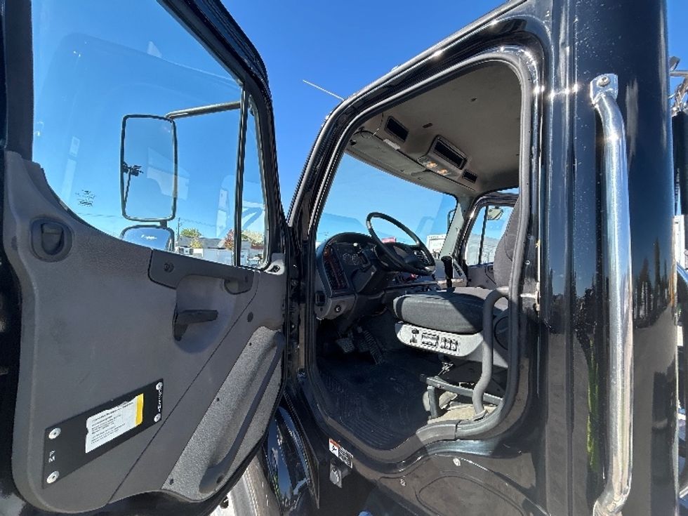 Day Cab Tractor-Heavy Duty Tractors-Freightliner-2019-M211242S-Montreal-PQ-156,862\n\t\tkm-$ 21,750 - Image 9