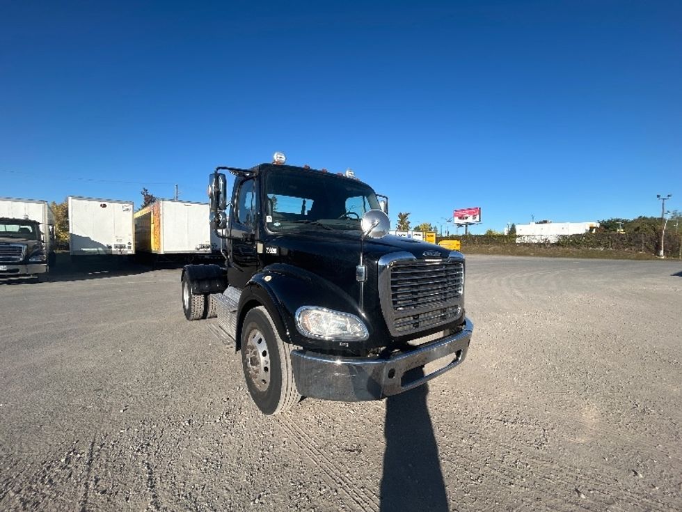 2017 Freightliner Cascadia 113" sleeper cab photo 17
