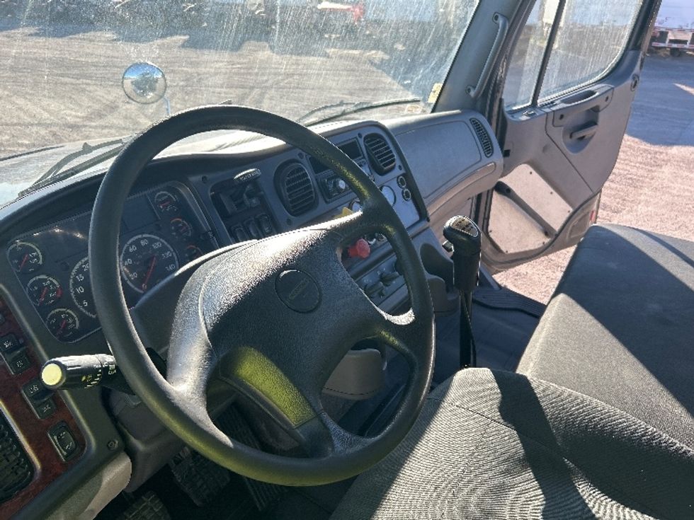 Day Cab Tractor-Heavy Duty Tractors-Freightliner-2019-M211242S-Montreal-PQ-159,906\n\t\tkm-$ 21,750 - Image 10