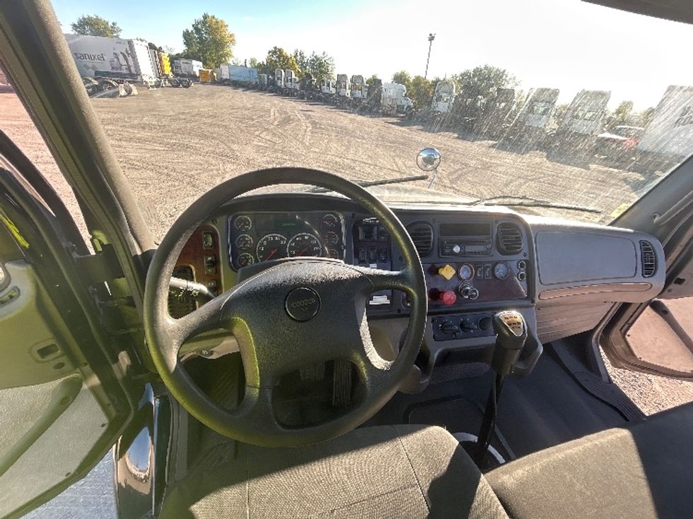 Day Cab Tractor-Heavy Duty Tractors-Freightliner-2019-M211242S-Montreal-PQ-159,906\n\t\tkm-$ 21,750 - Image 11