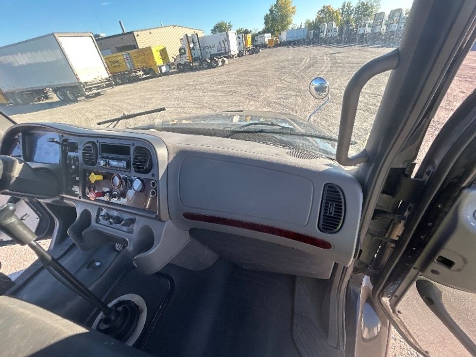 Day Cab Tractor-Heavy Duty Tractors-Freightliner-2019-M211242S-Montreal-PQ-159,906\n\t\tkm-$ 21,750 - Image 13