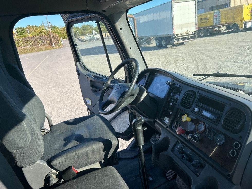 Day Cab Tractor-Heavy Duty Tractors-Freightliner-2019-M211242S-Montreal-PQ-159,906\n\t\tkm-$ 21,750 - Image 14