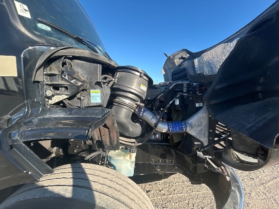 Day Cab Tractor-Heavy Duty Tractors-Freightliner-2019-M211242S-Montreal-PQ-159,906\n\t\tkm-$ 21,750 - Image 15