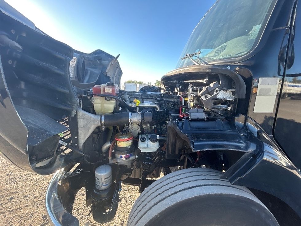 Day Cab Tractor-Heavy Duty Tractors-Freightliner-2019-M211242S-Montreal-PQ-159,906\n\t\tkm-$ 21,750 - Image 16