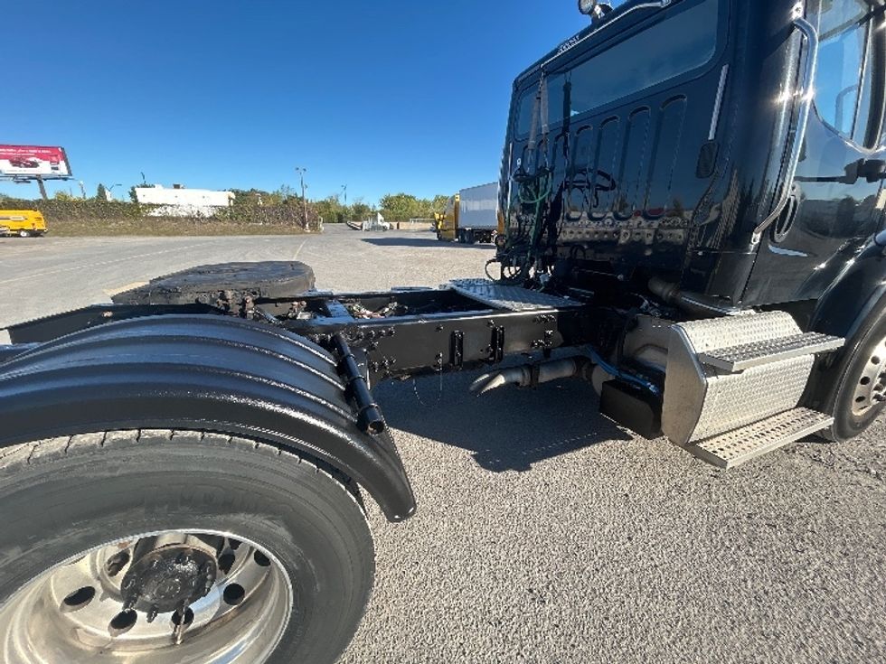 Day Cab Tractor-Heavy Duty Tractors-Freightliner-2019-M211242S-Montreal-PQ-159,906\n\t\tkm-$ 21,750 - Image 17