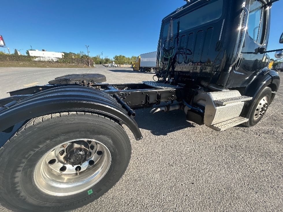 Day Cab Tractor-Heavy Duty Tractors-Freightliner-2019-M211242S-Montreal-PQ-159,906\n\t\tkm-$ 21,750 - Image 18