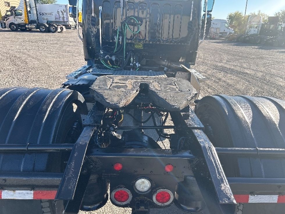 Day Cab Tractor-Heavy Duty Tractors-Freightliner-2019-M211242S-Montreal-PQ-159,906\n\t\tkm-$ 21,750 - Image 6