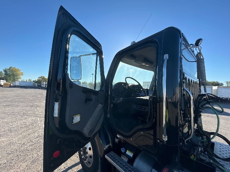 Day Cab Tractor-Heavy Duty Tractors-Freightliner-2019-M211242S-Montreal-PQ-159,906\n\t\tkm-$ 21,750 - Image 9