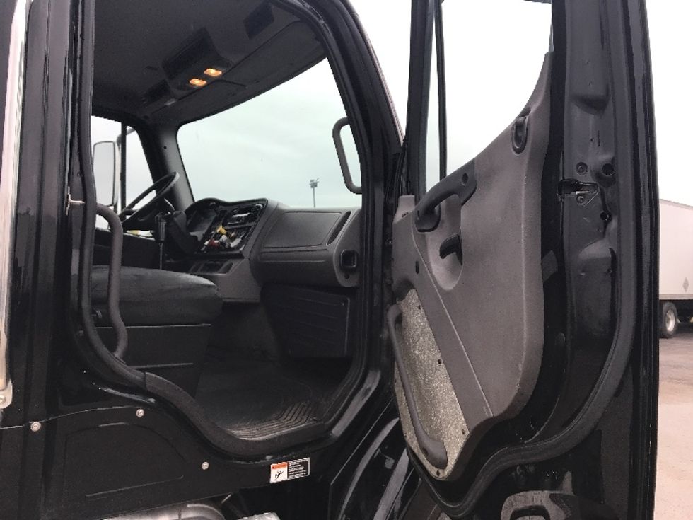 Day Cab Tractor-Heavy Duty Tractors-Freightliner-2019-M211242S-Saint Laurent-PQ-131,033\n\t\tkm-$ 21,750 - Image 12