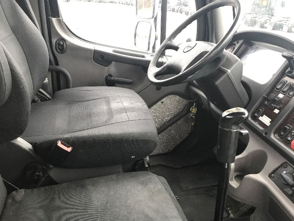 Day Cab Tractor-Heavy Duty Tractors-Freightliner-2019-M211242S-Saint Laurent-PQ-131,033\n\t\tkm-$ 21,750 - Image 14