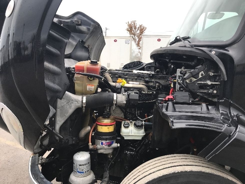 Day Cab Tractor-Heavy Duty Tractors-Freightliner-2019-M211242S-Saint Laurent-PQ-131,033\n\t\tkm-$ 21,750 - Image 16