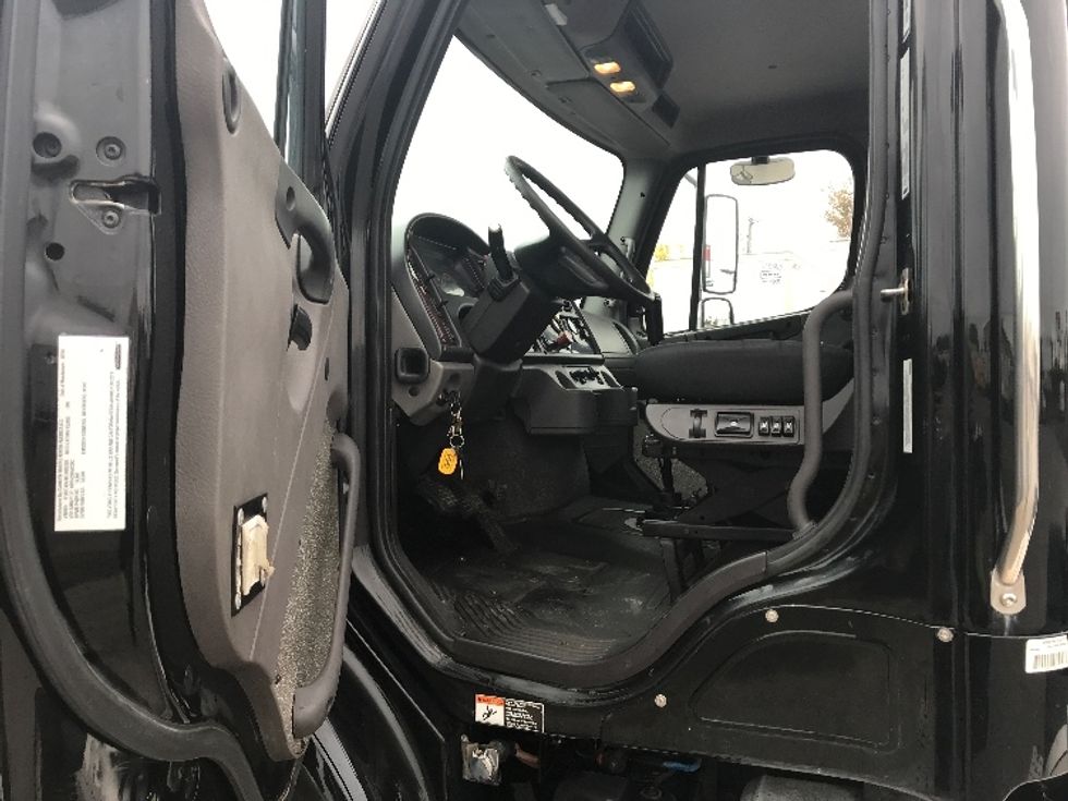 Day Cab Tractor-Heavy Duty Tractors-Freightliner-2019-M211242S-Saint Laurent-PQ-131,033\n\t\tkm-$ 21,750 - Image 9