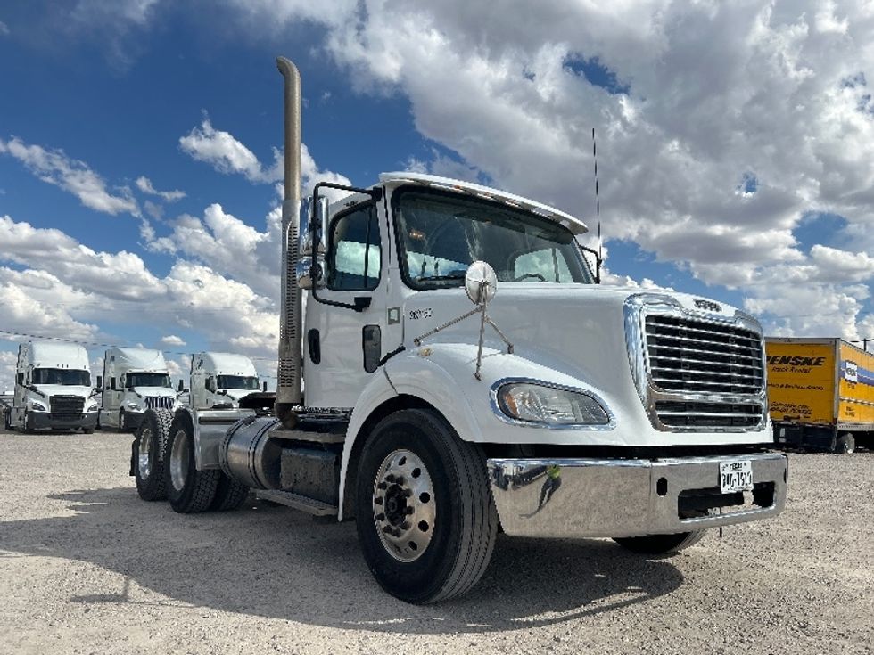 Day Cab Tractor-Heavy Duty Tractors-Freightliner-2019-M211264S-Amarillo-TX-331,562\n\t\tmiles-$ 36,500 - Image 1