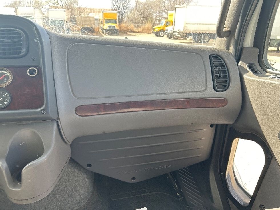 Day Cab Tractor-Heavy Duty Tractors-Freightliner-2019-M211264S-Amarillo-TX-331,562\n\t\tmiles-$ 36,500 - Image 13