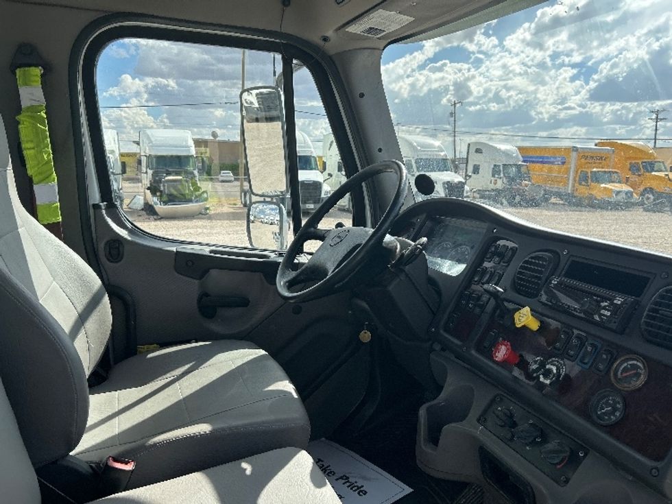Day Cab Tractor-Heavy Duty Tractors-Freightliner-2019-M211264S-Amarillo-TX-331,562\n\t\tmiles-$ 36,500 - Image 14