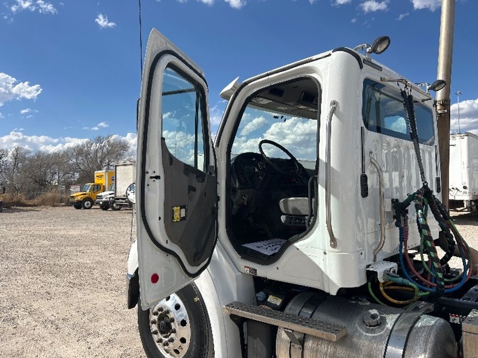 Day Cab Tractor-Heavy Duty Tractors-Freightliner-2019-M211264S-Amarillo-TX-331,562\n\t\tmiles-$ 36,500 - Image 9