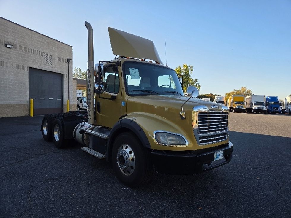 Day Cab Tractor-Heavy Duty Tractors-Freightliner-2019-M211264S-Concord-NC-134,548\n\t\tmiles-$ 40,250 - Image 1