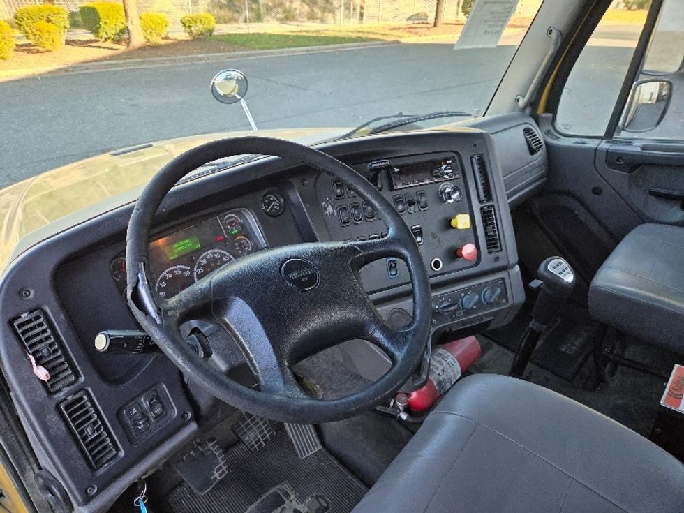 Day Cab Tractor-Heavy Duty Tractors-Freightliner-2019-M211264S-Concord-NC-134,548\n\t\tmiles-$ 40,250 - Image 10