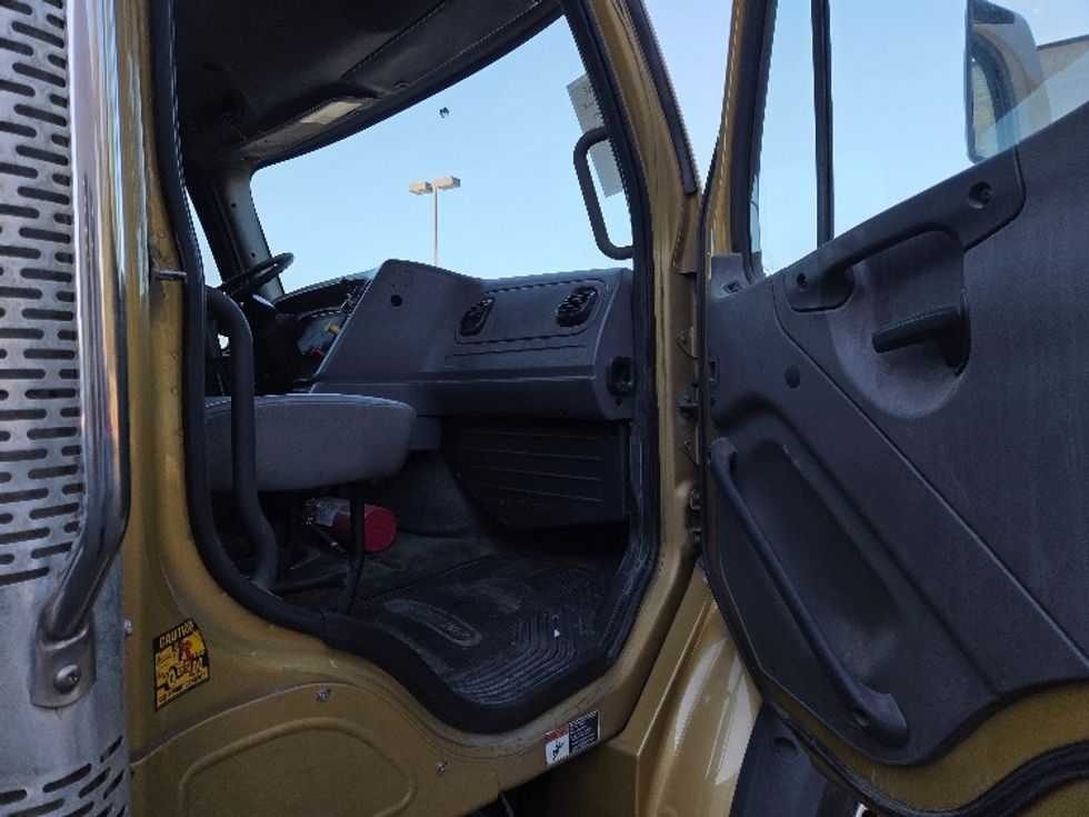 Day Cab Tractor-Heavy Duty Tractors-Freightliner-2019-M211264S-Concord-NC-134,548\n\t\tmiles-$ 40,250 - Image 12
