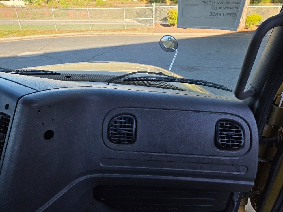 Day Cab Tractor-Heavy Duty Tractors-Freightliner-2019-M211264S-Concord-NC-134,548\n\t\tmiles-$ 40,250 - Image 13