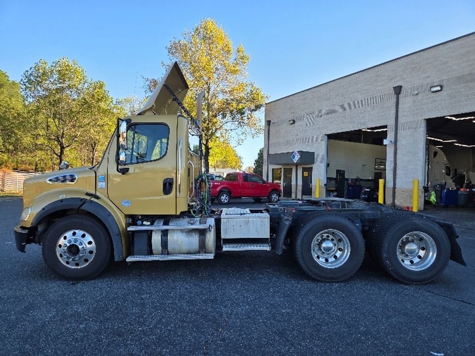 Day Cab Tractor-Heavy Duty Tractors-Freightliner-2019-M211264S-Concord-NC-134,548\n\t\tmiles-$ 40,250 - Image 4