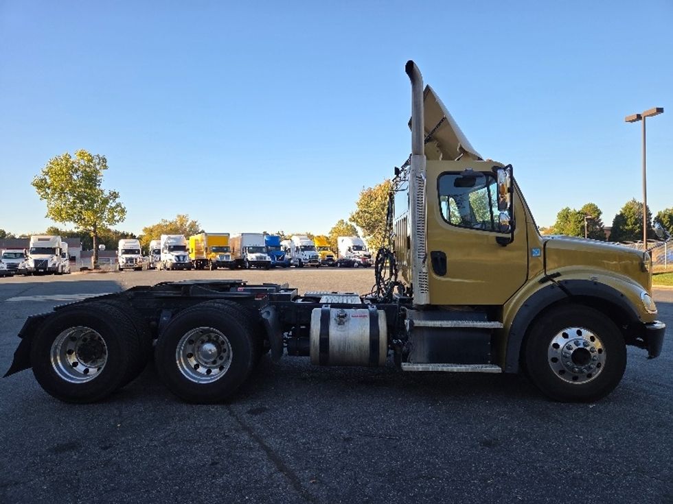 Day Cab Tractor-Heavy Duty Tractors-Freightliner-2019-M211264S-Concord-NC-134,548\n\t\tmiles-$ 40,250 - Image 8