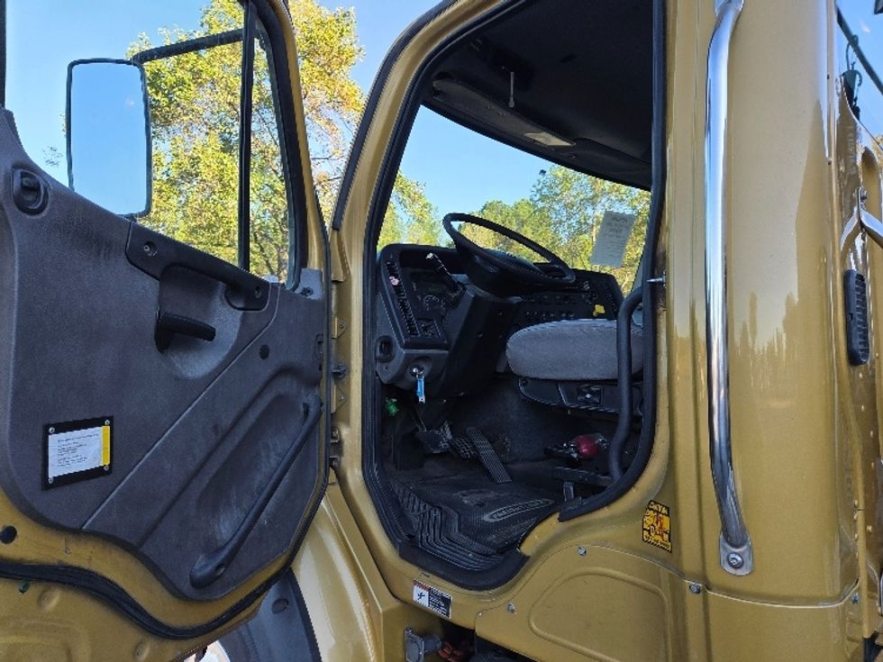 Day Cab Tractor-Heavy Duty Tractors-Freightliner-2019-M211264S-Concord-NC-134,548\n\t\tmiles-$ 40,250 - Image 9