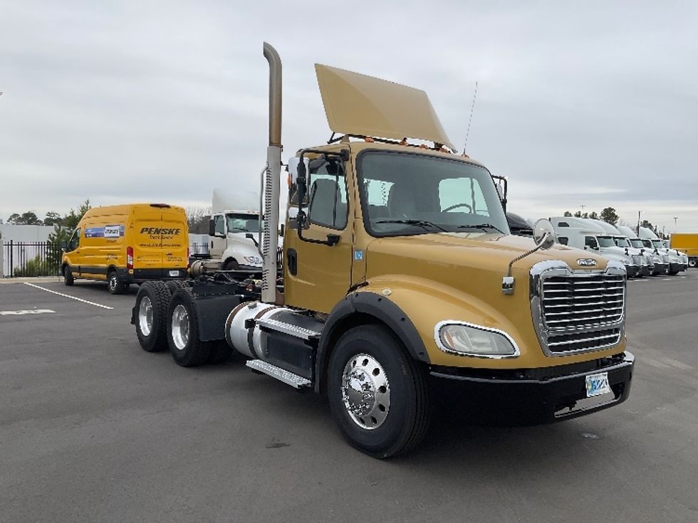 Day Cab Tractor-Heavy Duty Tractors-Freightliner-2019-M211264S-Concord-NC-187,395\n\t\tmiles-$ 34,250 - Image 1