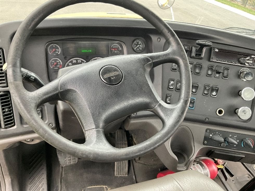 Day Cab Tractor-Heavy Duty Tractors-Freightliner-2019-M211264S-Concord-NC-187,395\n\t\tmiles-$ 34,250 - Image 11