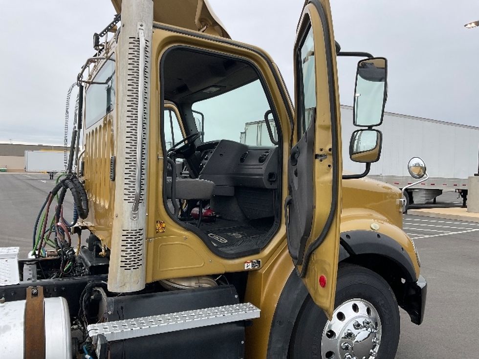 Day Cab Tractor-Heavy Duty Tractors-Freightliner-2019-M211264S-Concord-NC-187,395\n\t\tmiles-$ 34,250 - Image 12