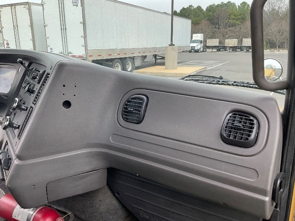 Day Cab Tractor-Heavy Duty Tractors-Freightliner-2019-M211264S-Concord-NC-187,395\n\t\tmiles-$ 34,250 - Image 13