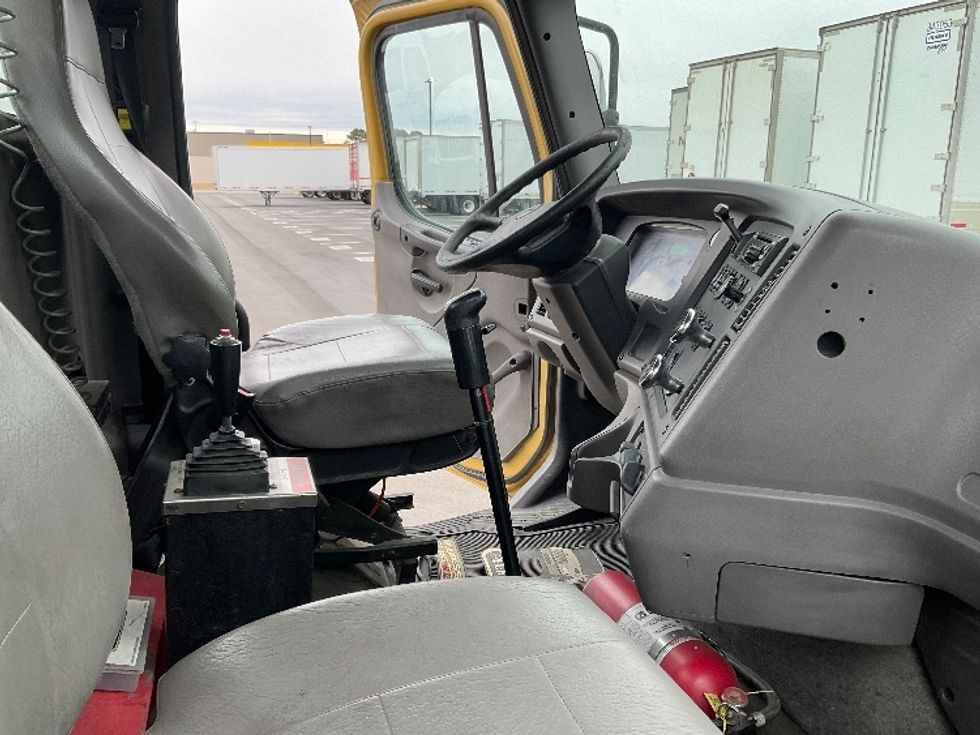Day Cab Tractor-Heavy Duty Tractors-Freightliner-2019-M211264S-Concord-NC-187,395\n\t\tmiles-$ 34,250 - Image 14