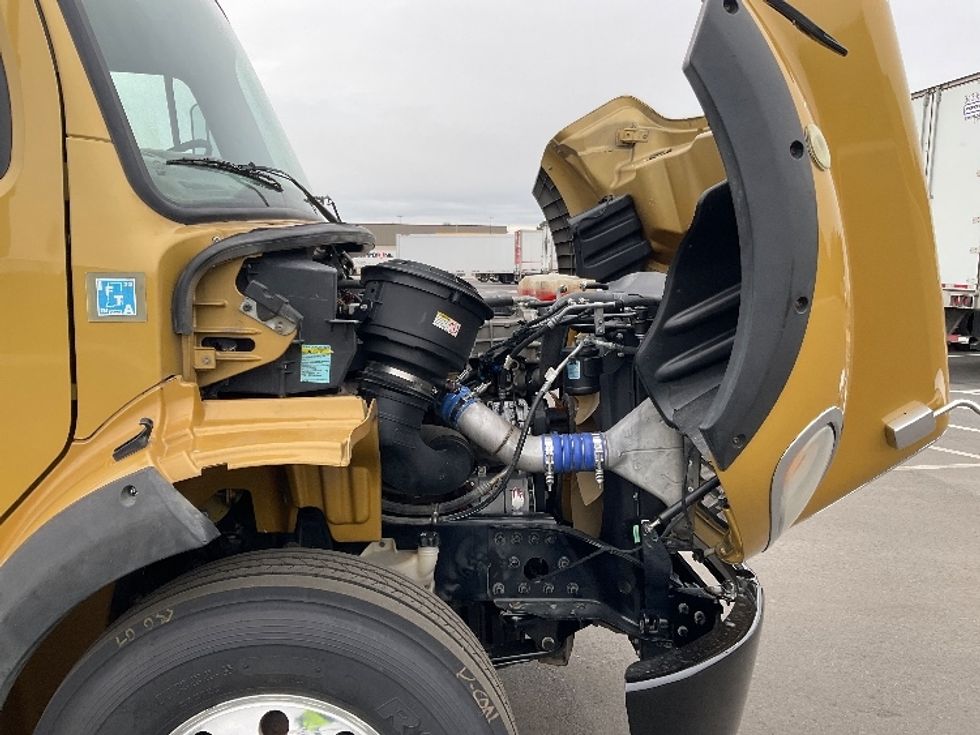 Day Cab Tractor-Heavy Duty Tractors-Freightliner-2019-M211264S-Concord-NC-187,395\n\t\tmiles-$ 34,250 - Image 15