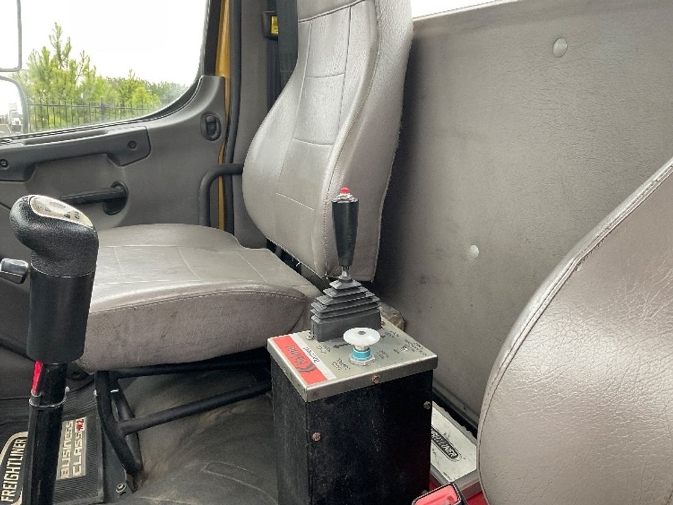 Day Cab Tractor-Heavy Duty Tractors-Freightliner-2019-M211264S-Concord-NC-187,395\n\t\tmiles-$ 34,250 - Image 18