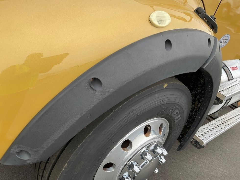 Day Cab Tractor-Heavy Duty Tractors-Freightliner-2019-M211264S-Concord-NC-187,395\n\t\tmiles-$ 34,250 - Image 19