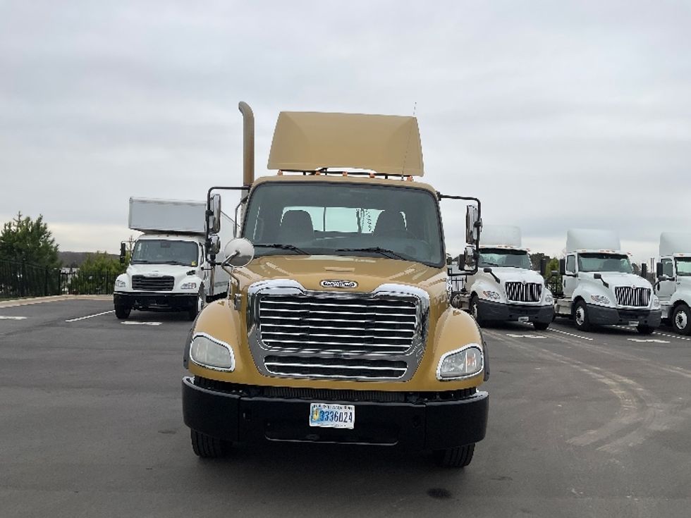 Day Cab Tractor-Heavy Duty Tractors-Freightliner-2019-M211264S-Concord-NC-187,395\n\t\tmiles-$ 34,250 - Image 2