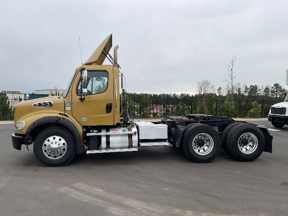 Day Cab Tractor-Heavy Duty Tractors-Freightliner-2019-M211264S-Concord-NC-187,395\n\t\tmiles-$ 34,250 - Image 4